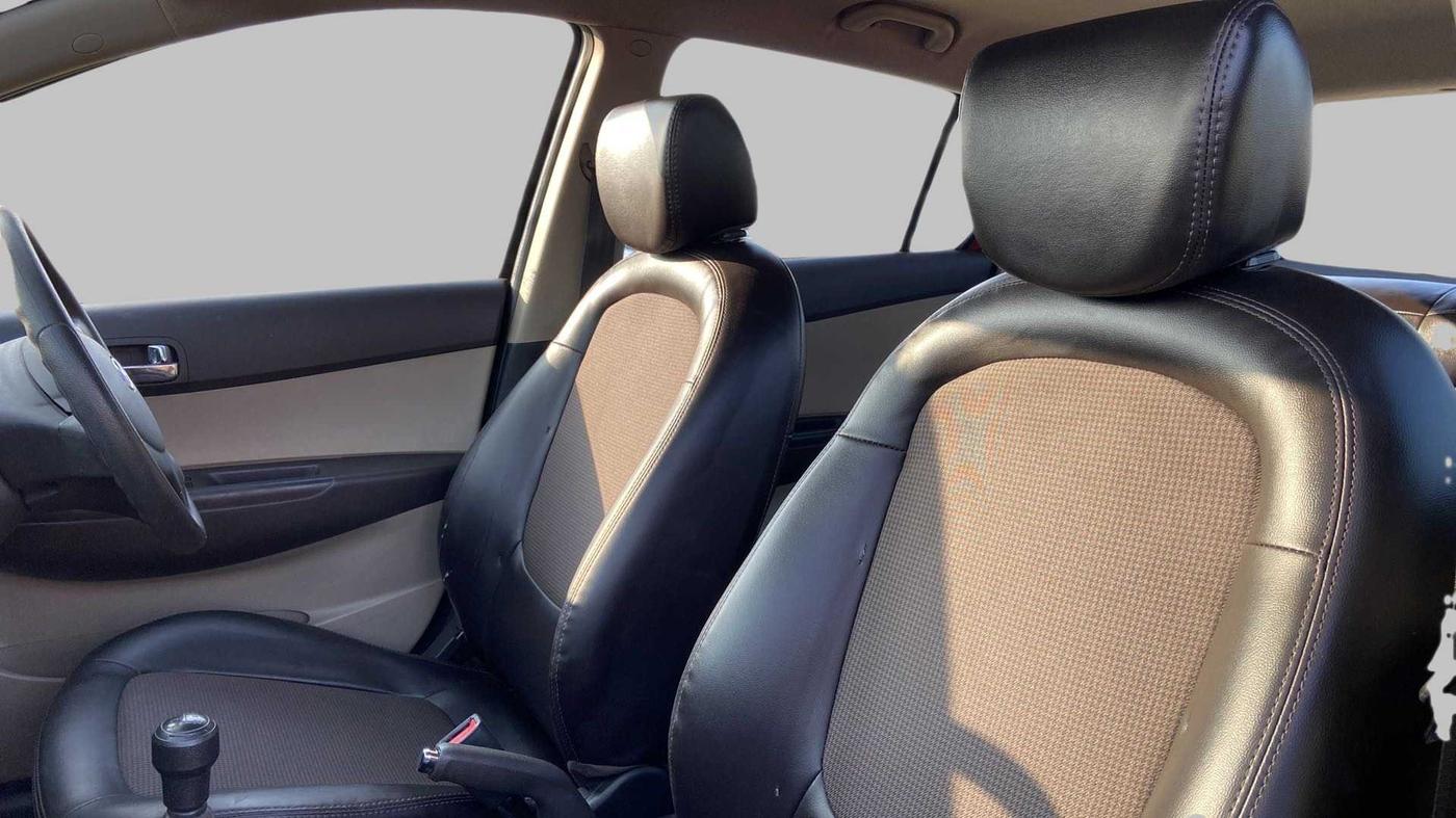 2013 Hyundai i20 MAGNA O 1.2, Petrol, Manual, 69,822 km, Right Side Front Door Cabin