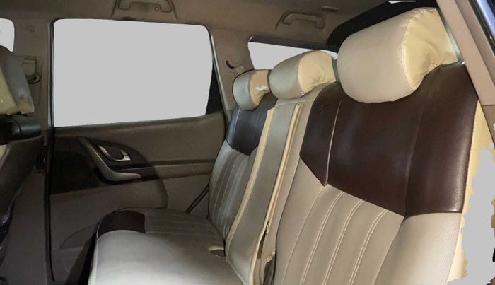 2015 Mahindra XUV500 W8 FWD, Diesel, Manual, 95,824 km, Right Side Rear Door Cabin
