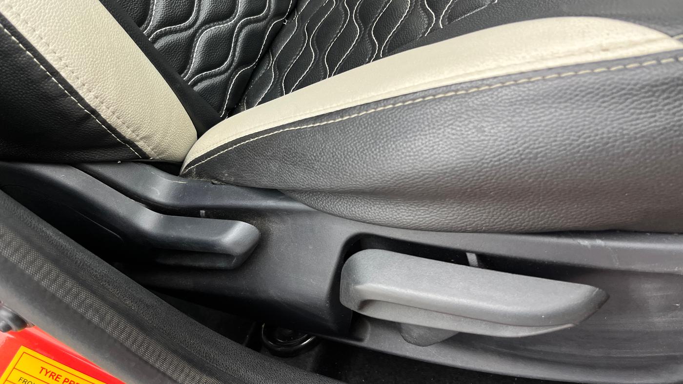 2022 Tata Tiago XZA PLUS PETROL, Petrol, Automatic, 15,973 km, Driver Side Adjustment Panel