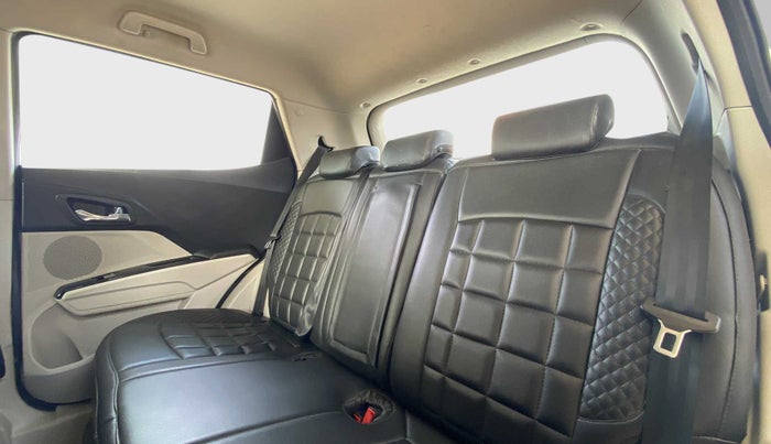 2021 Mahindra XUV300 W8 DIESEL MT, Diesel, Manual, 31,016 km, Right Side Rear Door Cabin