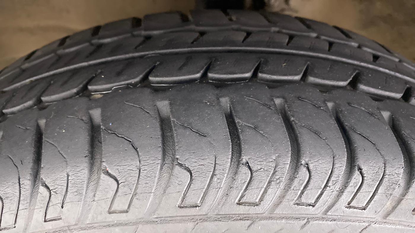 2018 Maruti Wagon R 1.0 VXI AMT, Petrol, Automatic, 34,403 km, Left Front Tyre Tread