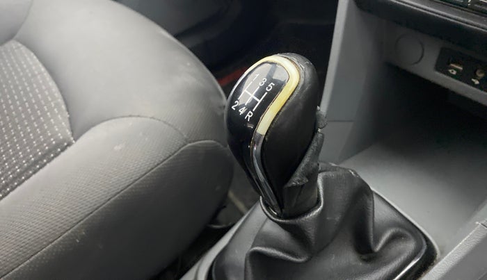 2017 Tata TIGOR XZ 1.2 REVOTRON OPT, Petrol, Manual, 60,487 km, Gear lever - Knob cover torn