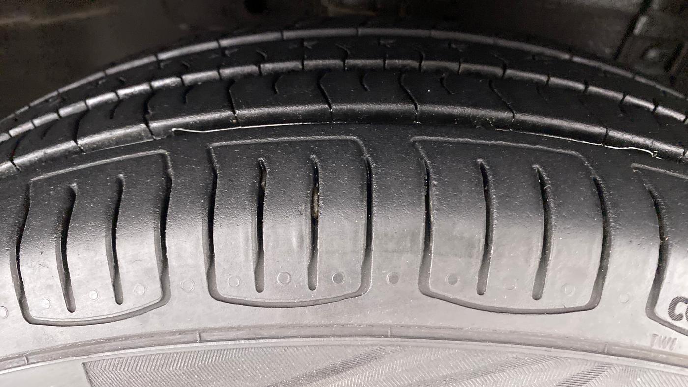 2013 Maruti Swift VXI D, Petrol, Manual, 37,446 km, Right Front Tyre Tread