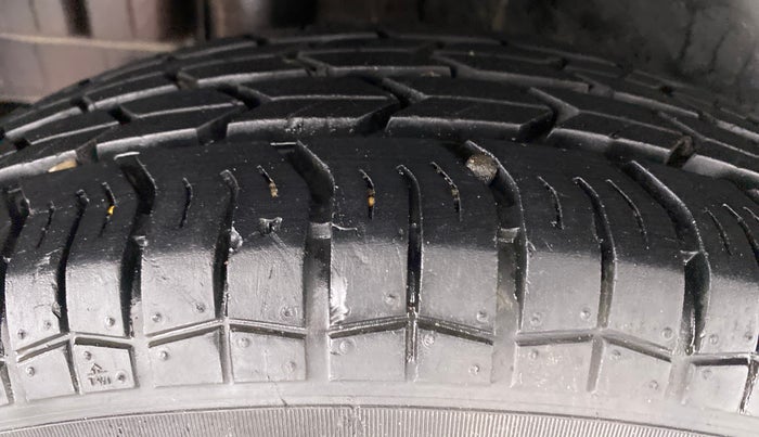 2013 Maruti Swift VXI D, Petrol, Manual, 37,446 km, Right Rear Tyre Tread