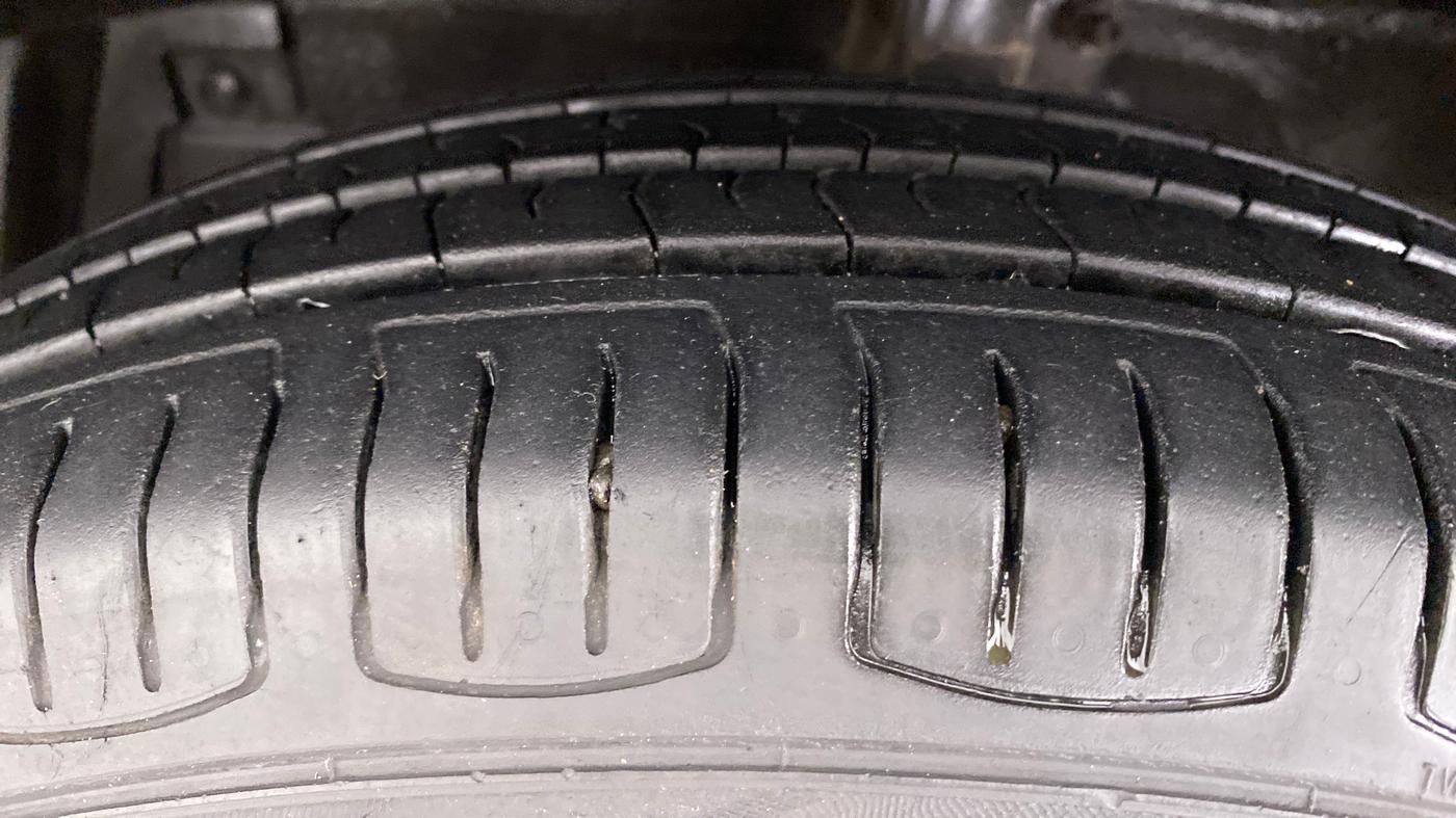 2013 Maruti Swift VXI D, Petrol, Manual, 37,446 km, Left Front Tyre Tread