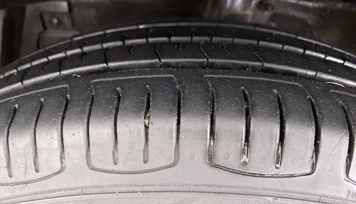 2013 Maruti Swift VXI D, Petrol, Manual, 37,446 km, Left Front Tyre Tread