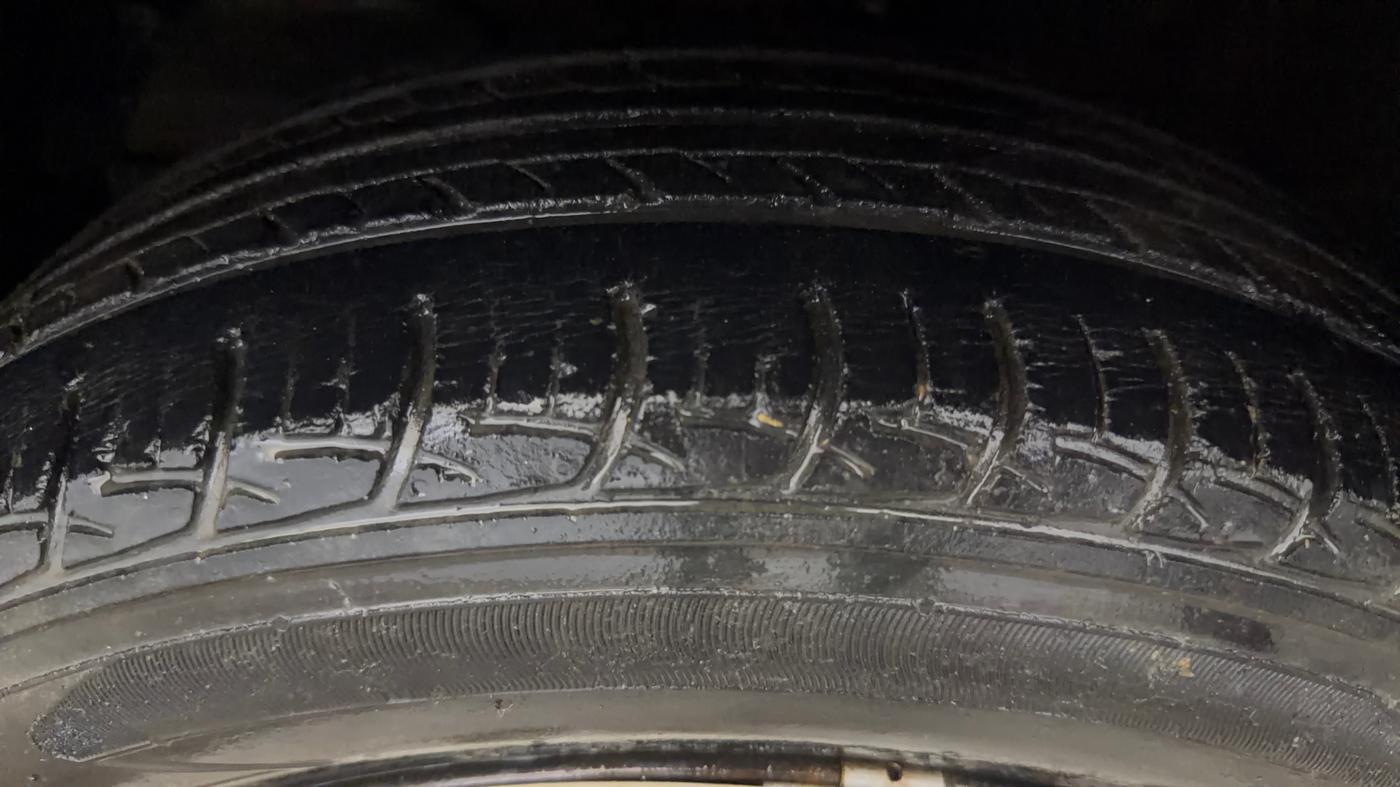 2017 Maruti Baleno DELTA PETROL 1.2, Petrol, Manual, 64,118 km, Left Front Tyre Tread