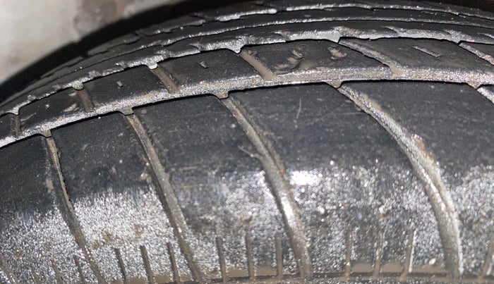 2015 Hyundai i10 SPORTZ 1.1, Petrol, Manual, 44,695 km, Right Front Tyre Tread