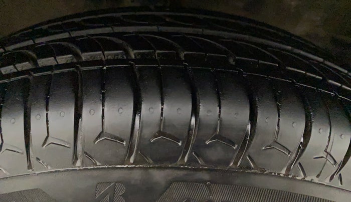 2014 Maruti Wagon R 1.0 LXI CNG SIGNATURE EDITION, CNG, Manual, 48,467 km, Left Front Tyre Tread