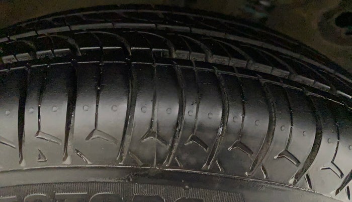 2014 Maruti Wagon R 1.0 LXI CNG SIGNATURE EDITION, CNG, Manual, 48,467 km, Right Rear Tyre Tread