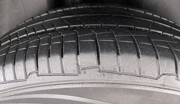 2013 Volkswagen Vento HIGHLINE PETROL AT, Petrol, Automatic, 43,531 km, Right Rear Tyre Tread