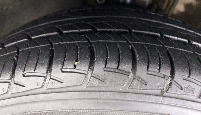 2013 Volkswagen Vento HIGHLINE PETROL AT, Petrol, Automatic, 43,531 km, Left Front Tyre Tread