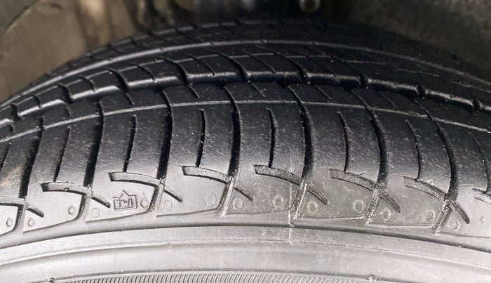 2013 Volkswagen Vento HIGHLINE PETROL AT, Petrol, Automatic, 43,531 km, Right Front Tyre Tread