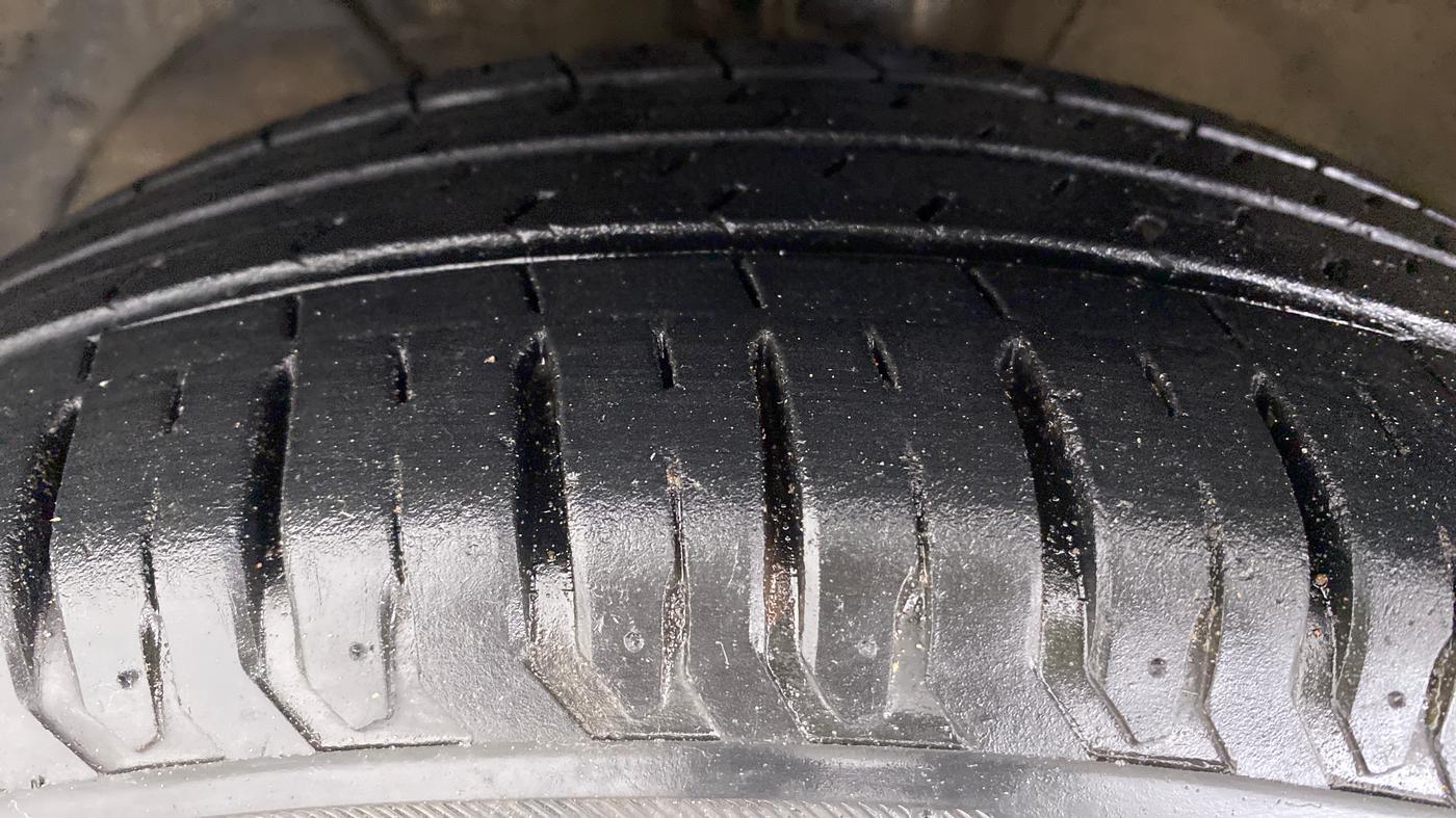 2018 Maruti Dzire ZXI AMT, Petrol, Automatic, 18,105 km, Left Front Tyre Tread