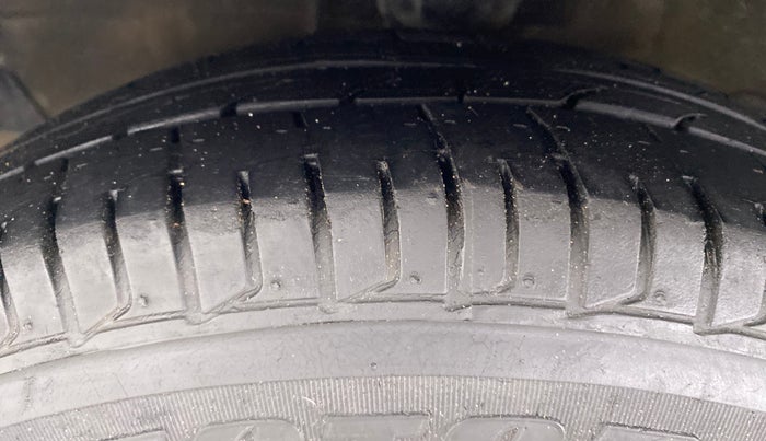 2010 Hyundai i10 MAGNA 1.2, Petrol, Manual, 81,121 km, Left Front Tyre Tread