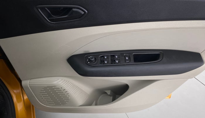 2020 Renault TRIBER 1.0 RXT, Petrol, Manual, 20,296 km, Driver Side Door Panels Control