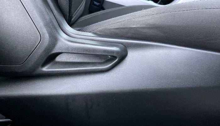 2020 Tata NEXON XMA SUNROOF 1.2 RTN, Petrol, Automatic, 27,499 km, Driver Side Adjustment Panel