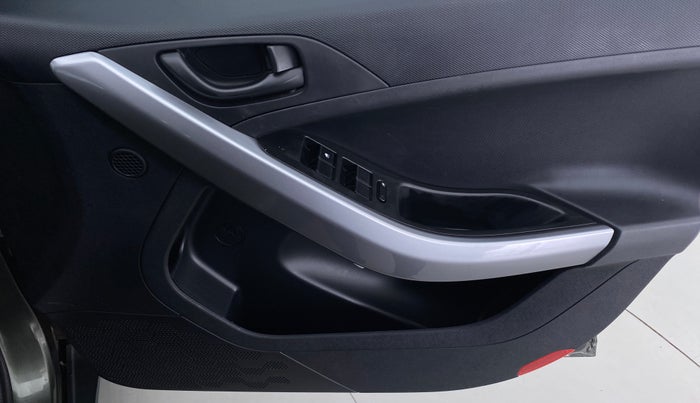 2020 Tata NEXON XMA SUNROOF 1.2 RTN, Petrol, Automatic, 27,499 km, Driver Side Door Panels Control