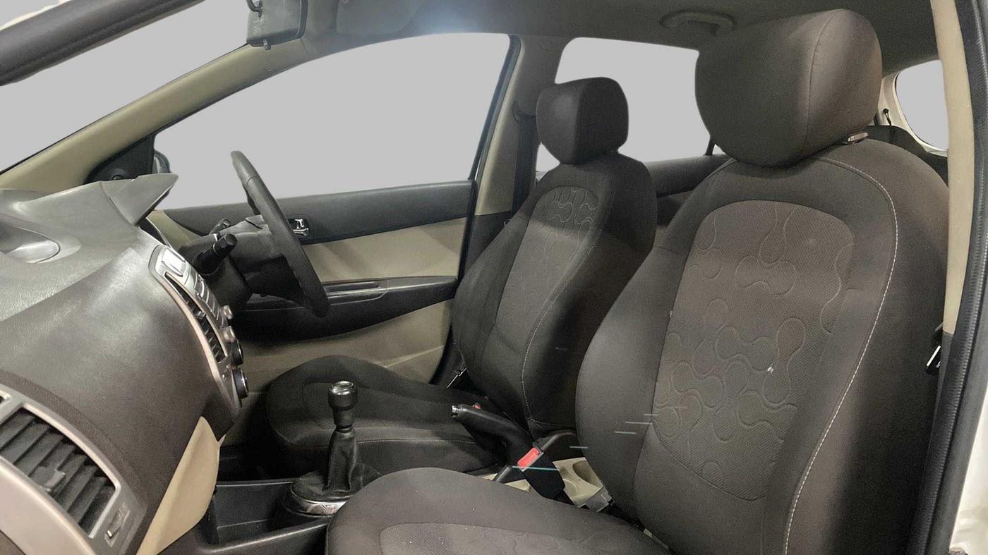 2011 Hyundai i20 MAGNA O 1.2, Petrol, Manual, 97,723 km, Right Side Front Door Cabin