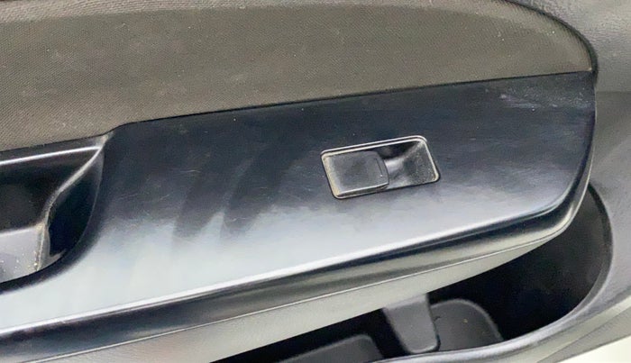 2013 Maruti Swift VXI D, Petrol, Manual, 98,529 km, Left front window switch / handle - Power window makes minor noise