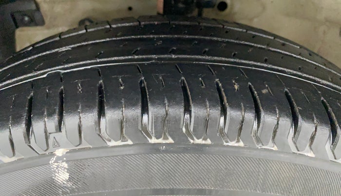 2013 Maruti Swift VXI D, Petrol, Manual, 98,529 km, Left Front Tyre Tread