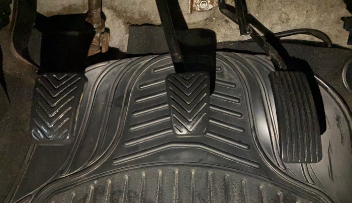 2016 Hyundai Eon ERA +, CNG, Manual, 72,814 km, Pedals