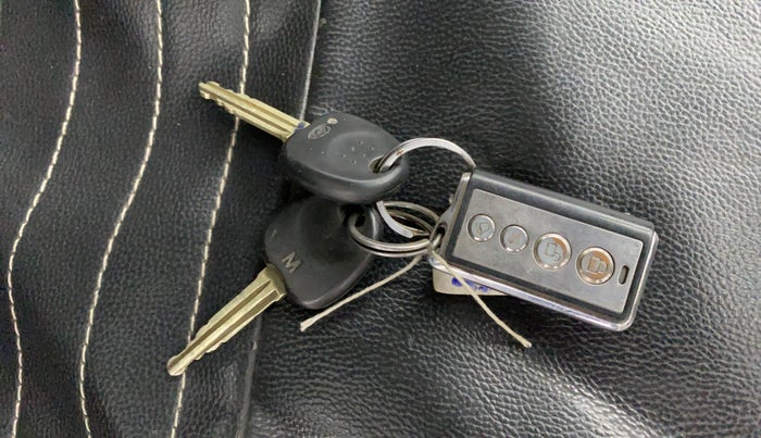 2016 Hyundai Eon ERA +, CNG, Manual, 72,814 km, Key Close Up