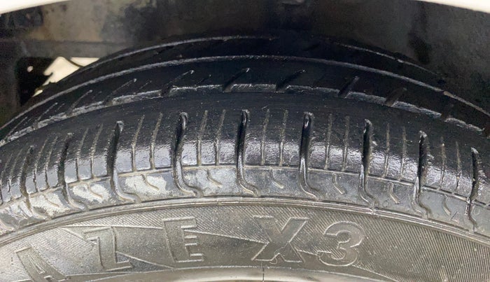 2016 Hyundai Eon ERA +, CNG, Manual, 72,814 km, Left Front Tyre Tread