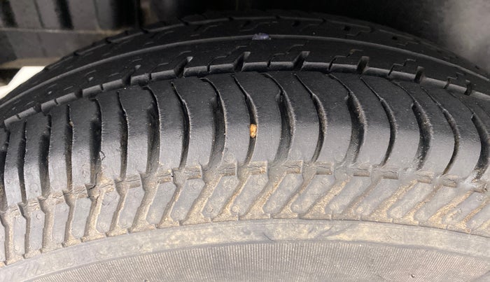 2017 Maruti Swift VXI OPT, Petrol, Manual, 33,705 km, Right Rear Tyre Tread