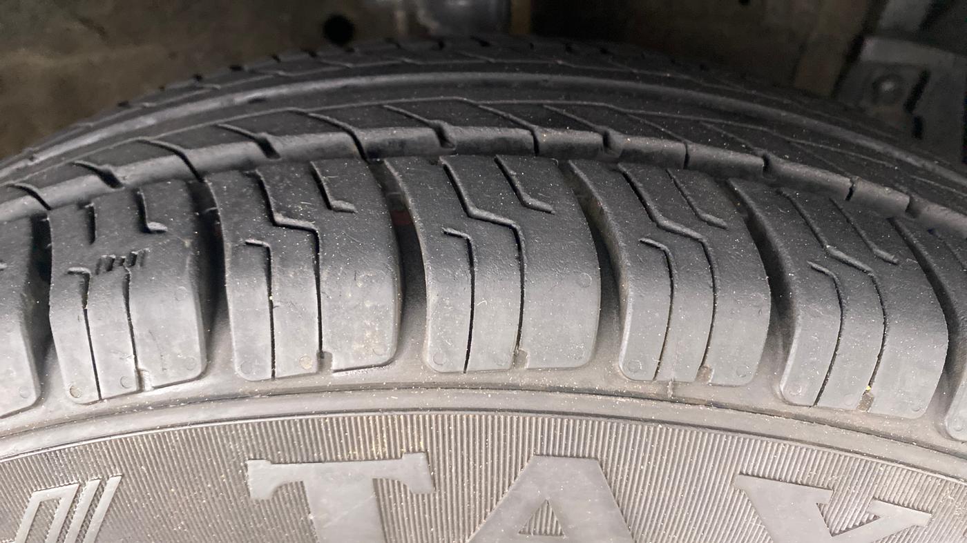 2016 Maruti Swift VXI D, Petrol, Manual, 52,664 km, Right Front Tyre Tread
