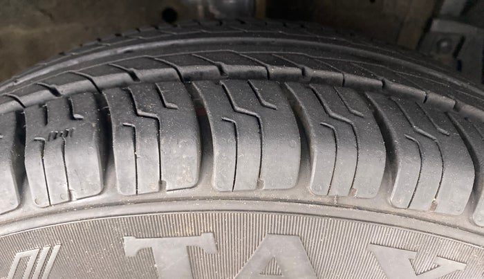 2016 Maruti Swift VXI D, Petrol, Manual, 52,664 km, Right Front Tyre Tread
