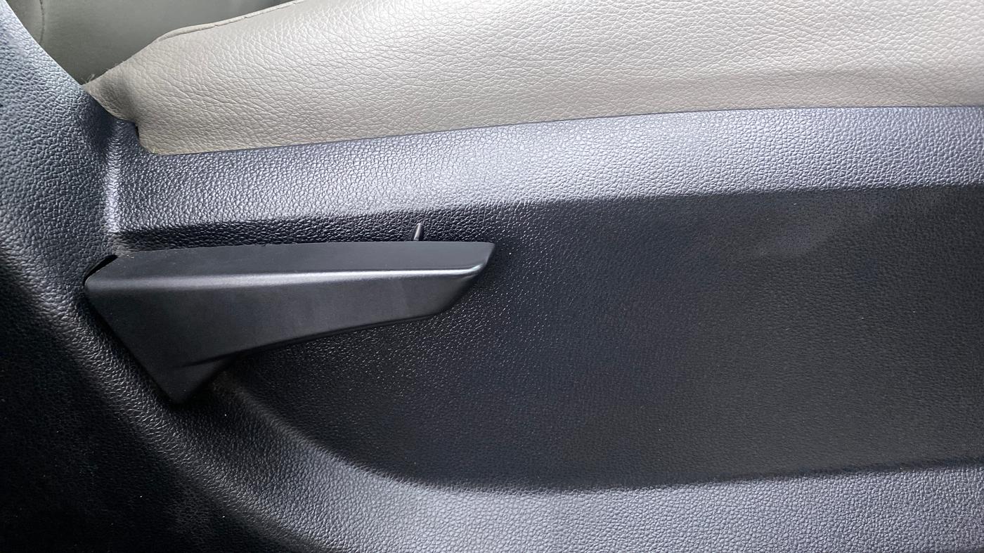 2017 Mahindra Kuv100 K2 6 STR, Petrol, Manual, 55,670 km, Driver Side Adjustment Panel