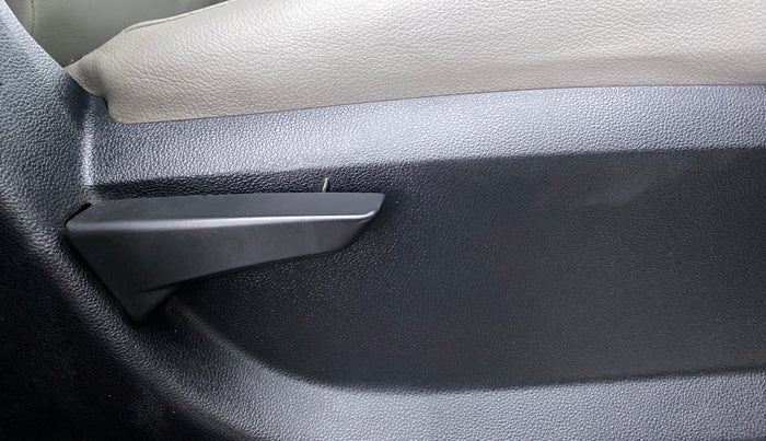2017 Mahindra Kuv100 K2 6 STR, Petrol, Manual, 55,670 km, Driver Side Adjustment Panel