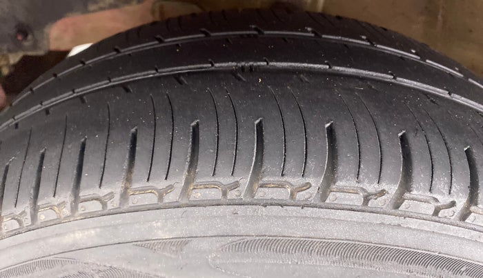2017 Mahindra Kuv100 K2 6 STR, Petrol, Manual, 55,670 km, Left Front Tyre Tread