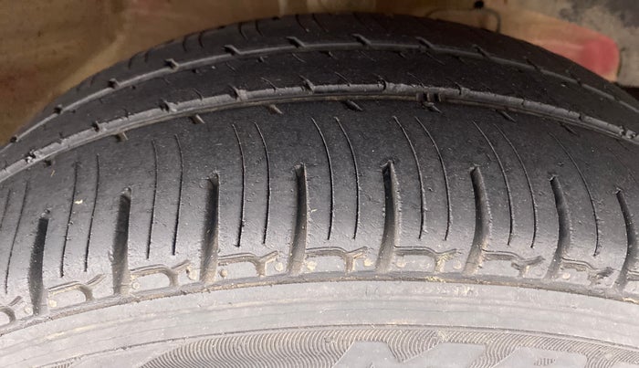 2017 Mahindra Kuv100 K2 6 STR, Petrol, Manual, 55,670 km, Right Front Tyre Tread