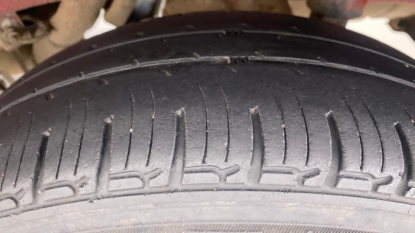 2017 Mahindra Kuv100 K2 6 STR, Petrol, Manual, 55,670 km, Left Rear Tyre Tread
