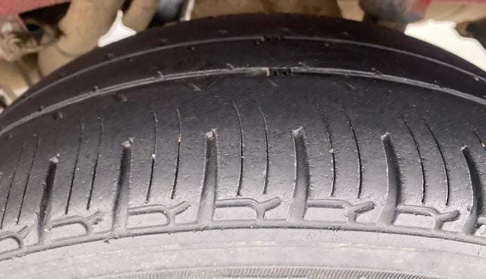 2017 Mahindra Kuv100 K2 6 STR, Petrol, Manual, 55,670 km, Left Rear Tyre Tread