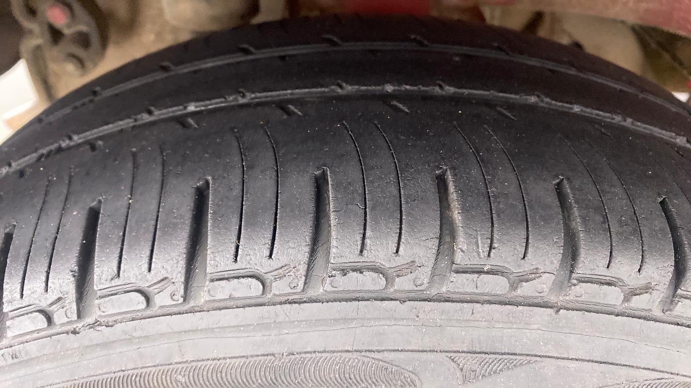 2017 Mahindra Kuv100 K2 6 STR, Petrol, Manual, 55,670 km, Right Rear Tyre Tread