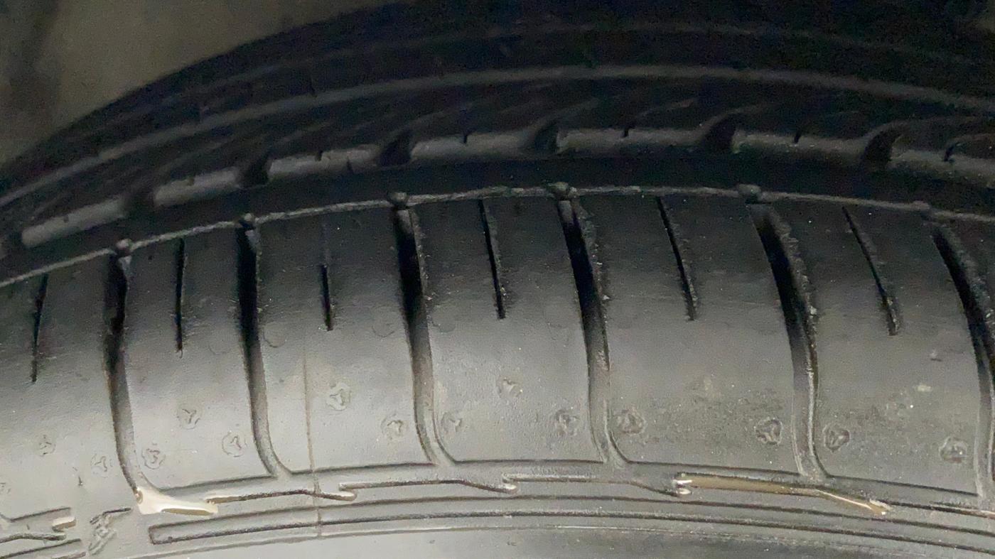 2011 Toyota Corolla Altis GL PETROL, Petrol, Manual, 94,719 km, Right Front Tyre Tread