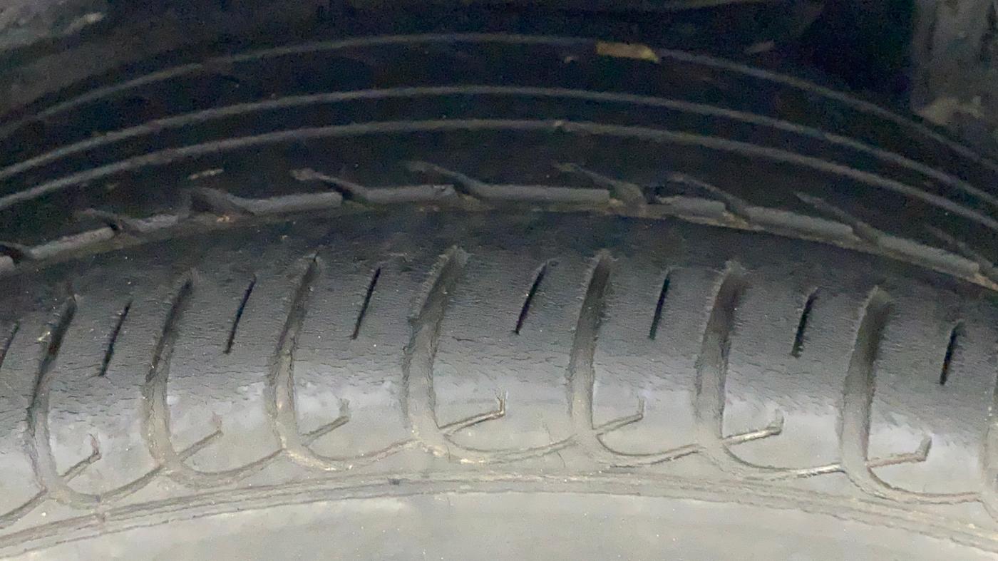 2011 Toyota Corolla Altis GL PETROL, Petrol, Manual, 94,719 km, Right Rear Tyre Tread