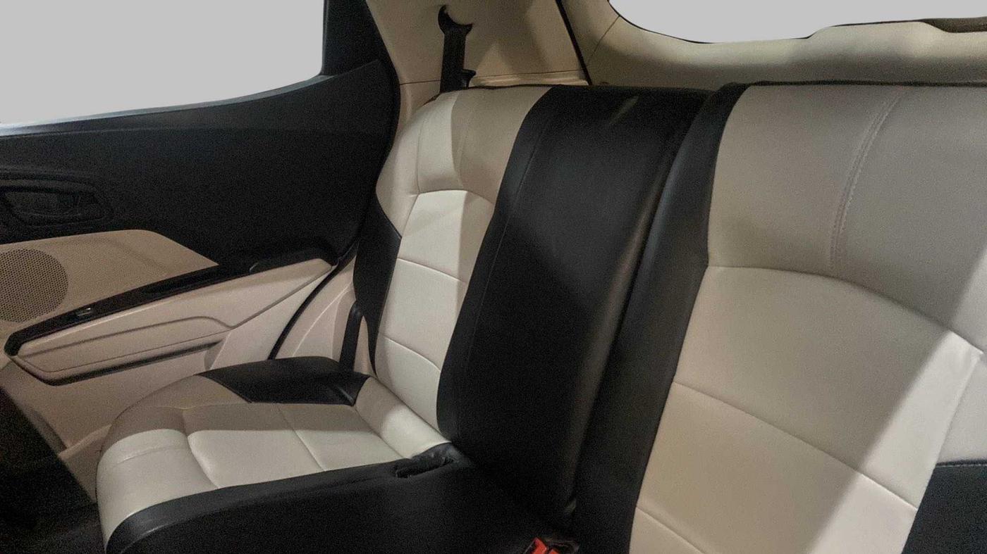 2021 Mahindra XUV300 1.2 W4 MT, Petrol, Manual, 45,419 km, Right Side Rear Door Cabin