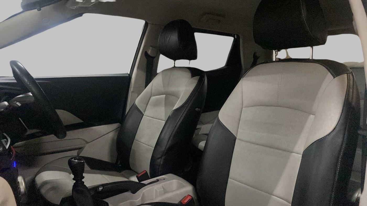 2021 Mahindra XUV300 1.2 W4 MT, Petrol, Manual, 45,419 km, Right Side Front Door Cabin