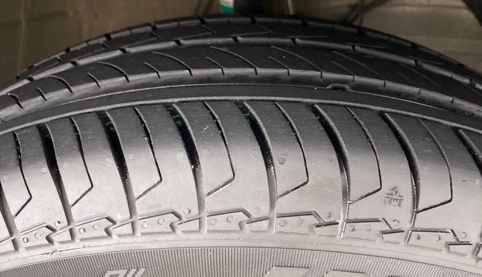 2021 Maruti Swift LXI D, Petrol, Manual, 2,443 km, Right Front Tyre Tread