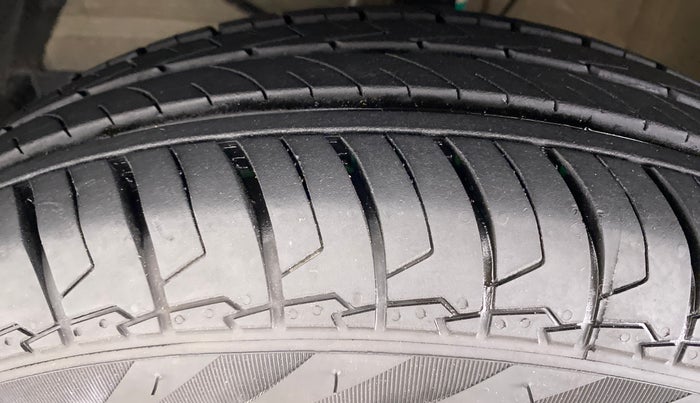 2021 Maruti Swift LXI D, Petrol, Manual, 2,443 km, Left Front Tyre Tread