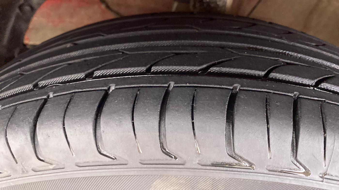 2021 Maruti Swift VXI D, Petrol, Manual, 37,924 km, Left Front Tyre Tread