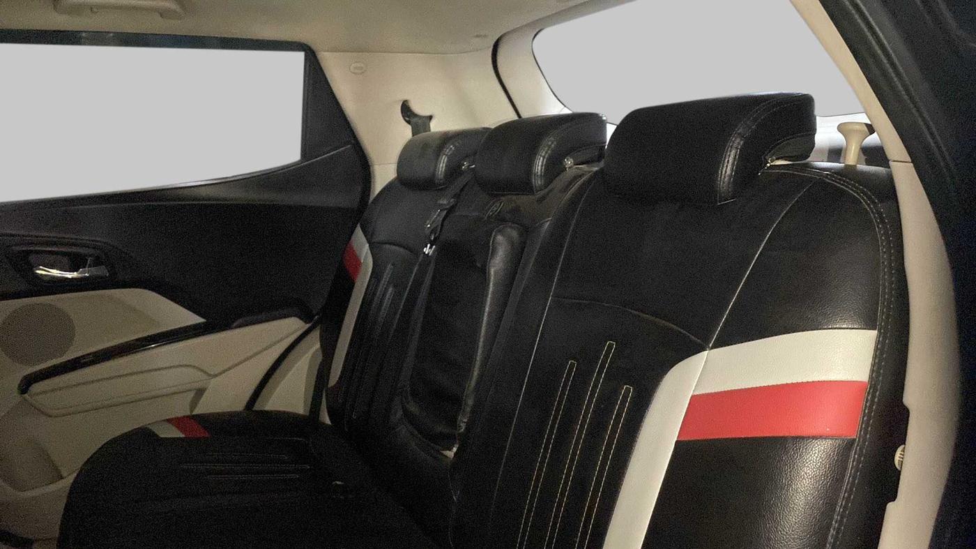 2019 Mahindra XUV300 1.2 W8 OPT, Petrol, Manual, 61,996 km, Right Side Rear Door Cabin