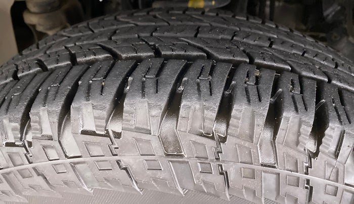 2017 Mahindra TUV300 T8, Diesel, Manual, 80,621 km, Left Front Tyre Tread