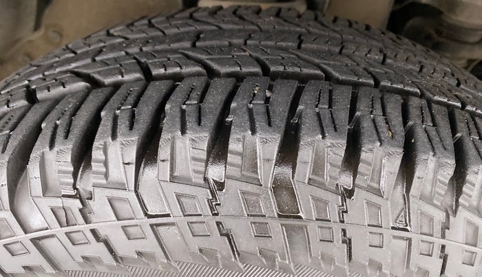 2017 Mahindra TUV300 T8, Diesel, Manual, 80,621 km, Right Front Tyre Tread