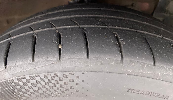 2016 Maruti Ciaz ZDI+ SHVS, Diesel, Manual, 98,473 km, Right Front Tyre Tread