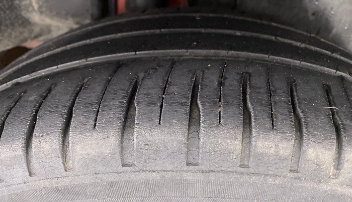 2016 Maruti Ciaz ZDI+ SHVS, Diesel, Manual, 98,473 km, Right Rear Tyre Tread